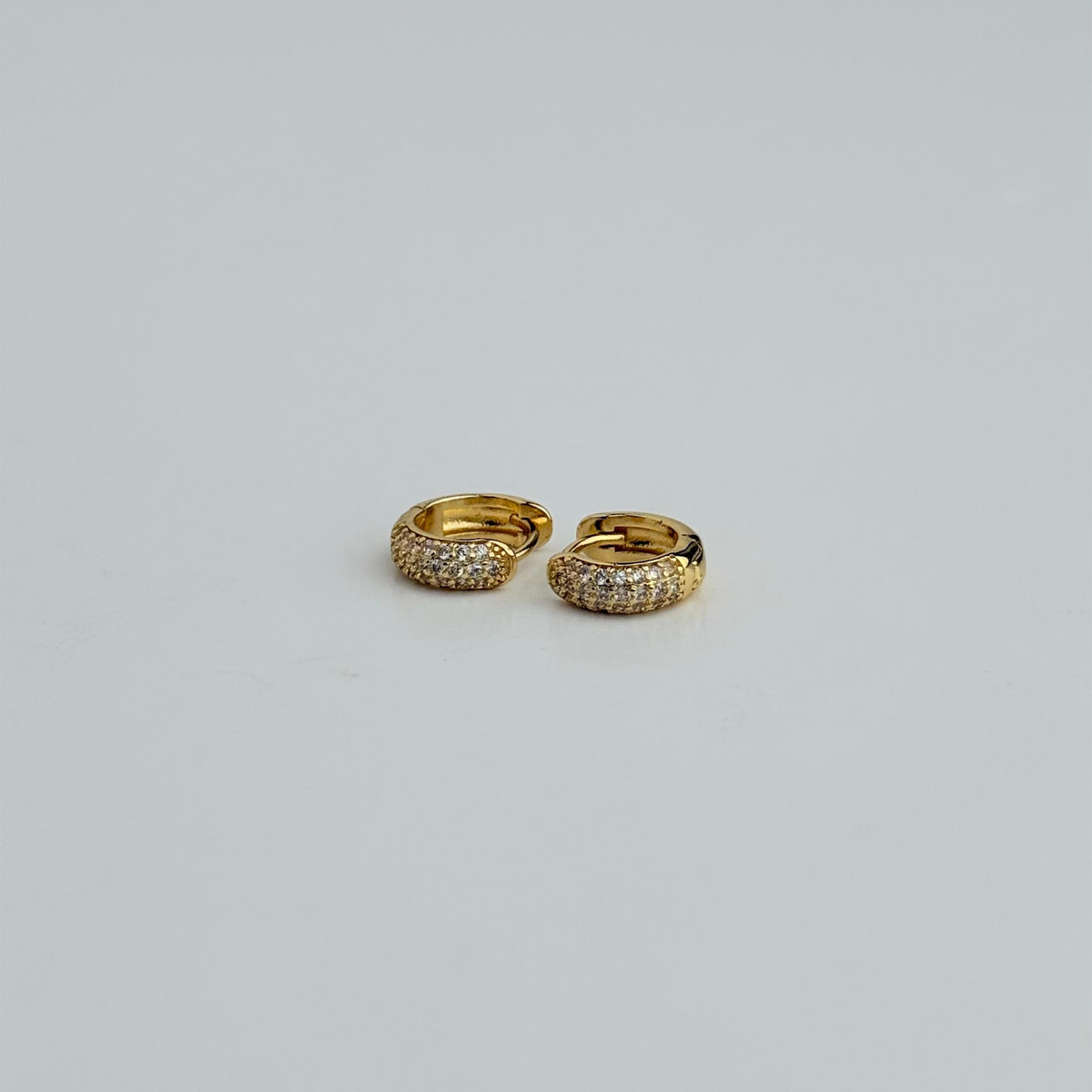 Mini Huggies Laminadas en Oro de 18KL con Pave de Circonitas