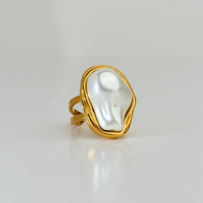 Anillo Unitalla Laminado en Oro de 18KL y Perla Recubierta en Nácar