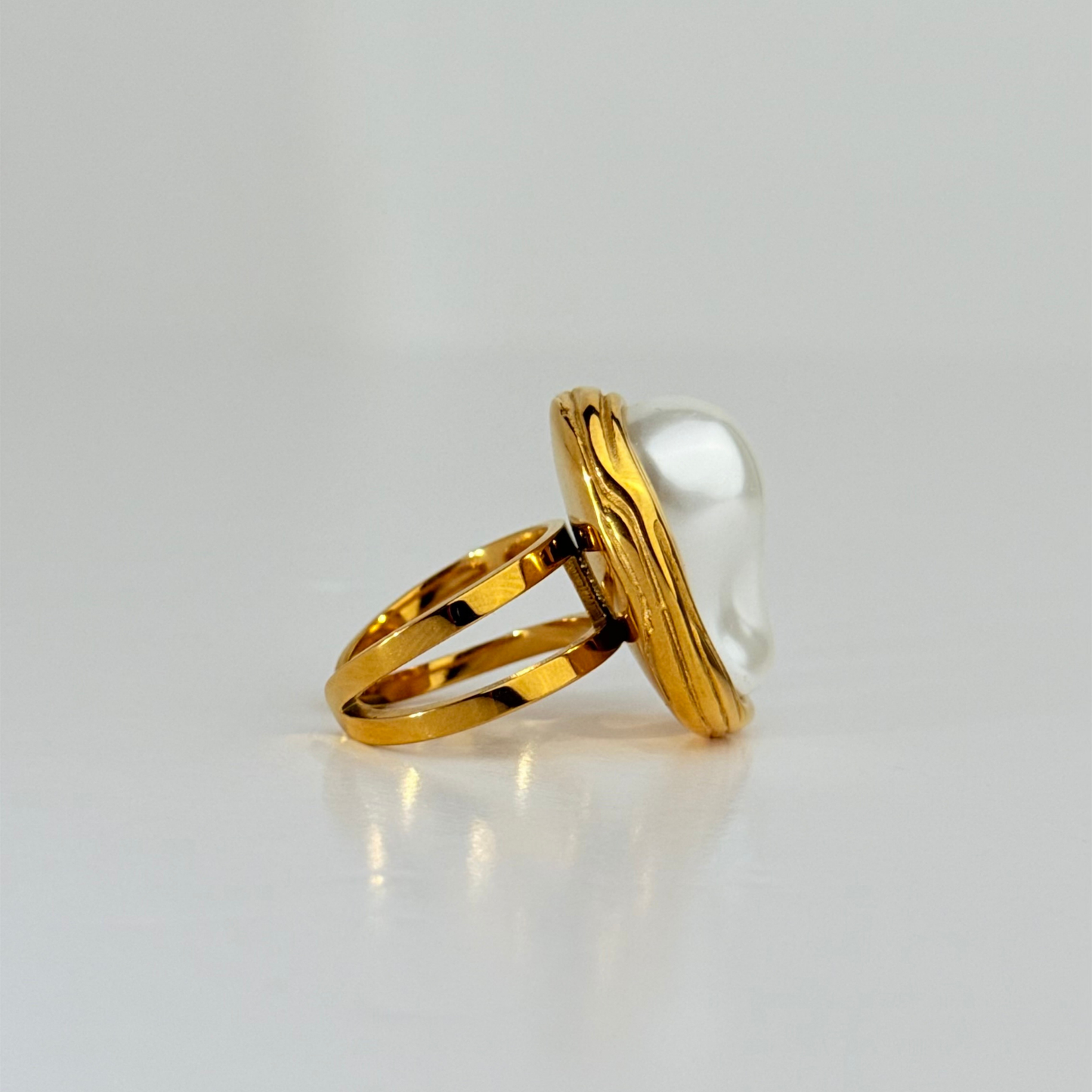 Anillo Unitalla Laminado en Oro de 18KL y Perla Recubierta en Nácar