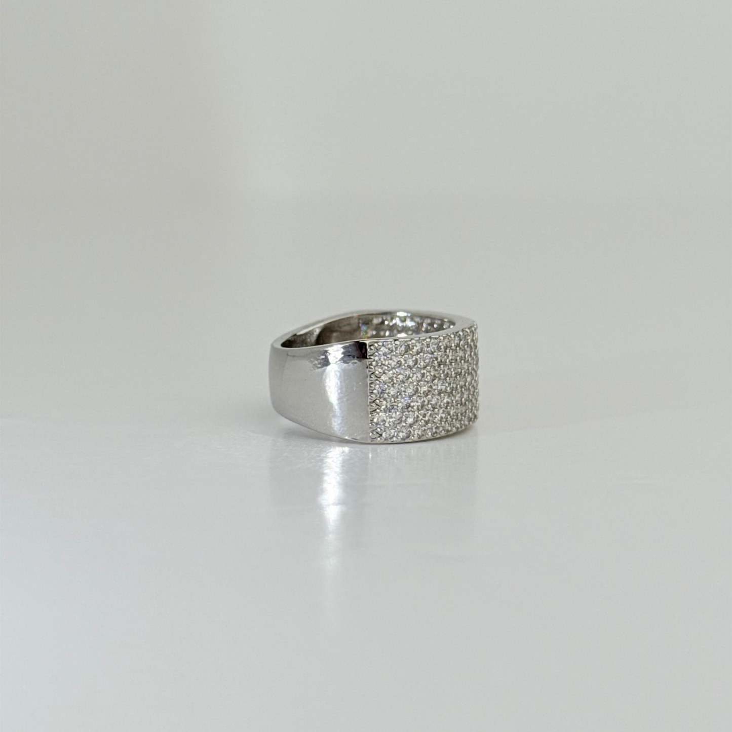 Anillo Laminado en Oro Blanco de 18KL con Cristales