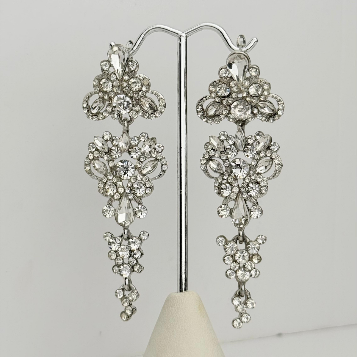 Aretes Enchapados en Oro de 18KL con Broche de Clip y Cristales