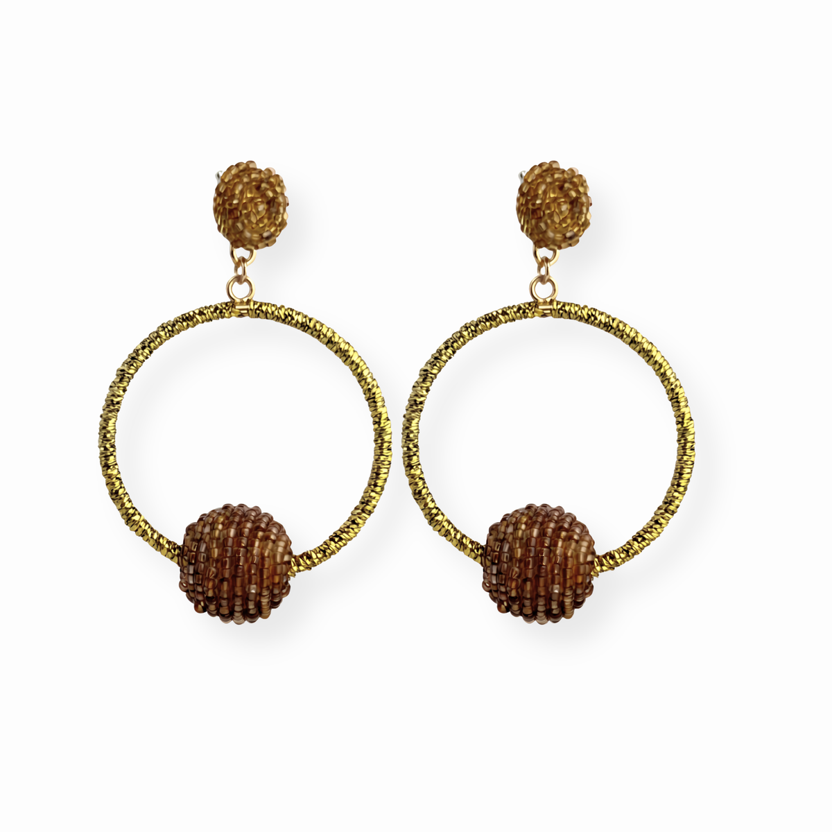Aretes Españoles con Chaquiras Tejidas y Seda con Detalles en Lamidado de Oro de 18KL