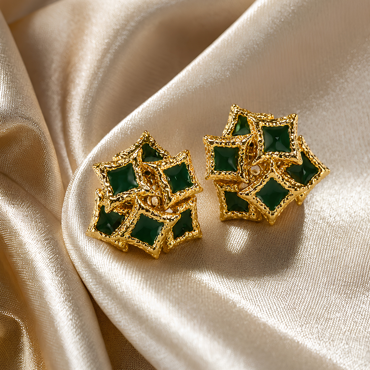 Aretes Laminados en Oro de 18KL y Esmaltados con Brillo