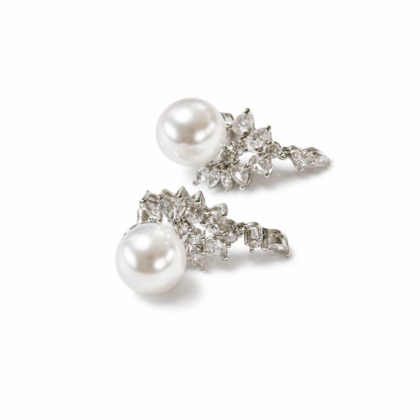 Aretes Laminados en Oro Blanco de 18KL con Perlas con Recubrimiento de Nácar y Circonitas, Recubiertos en Rodium