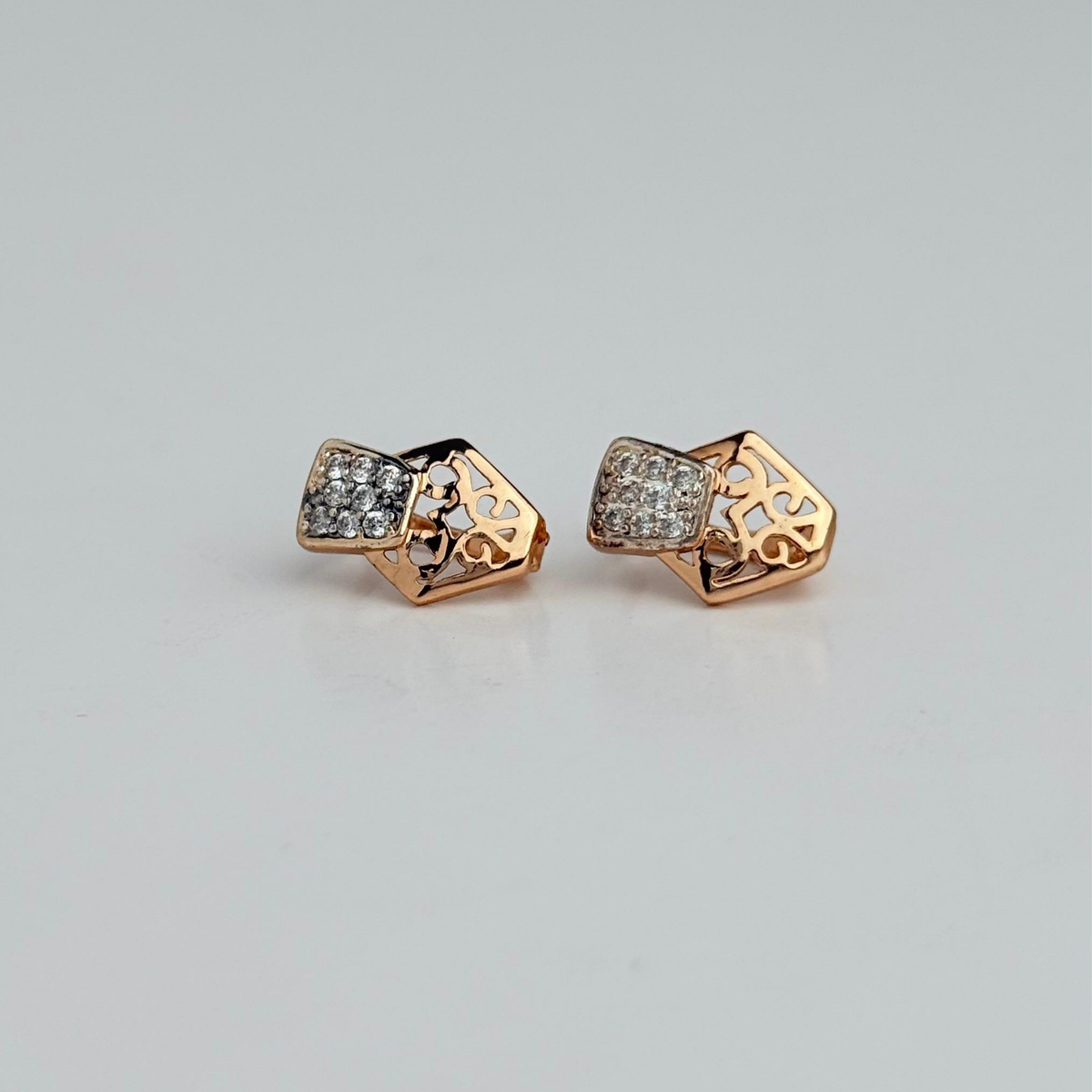 Aretes Mini de Clip Laminados en Oro de 18KL con Pave de Circonitas