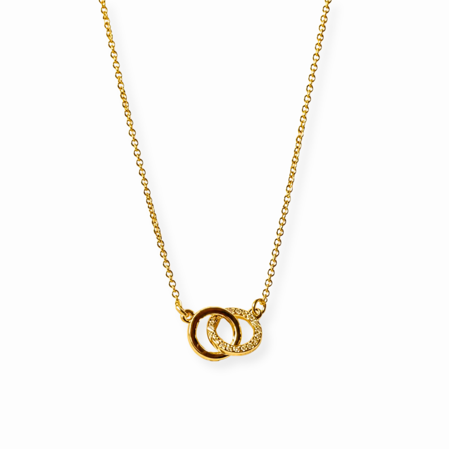Collar Laminado en Oro de 18KL con MIni Aros Entrelazados y Chispas de Swarovski
