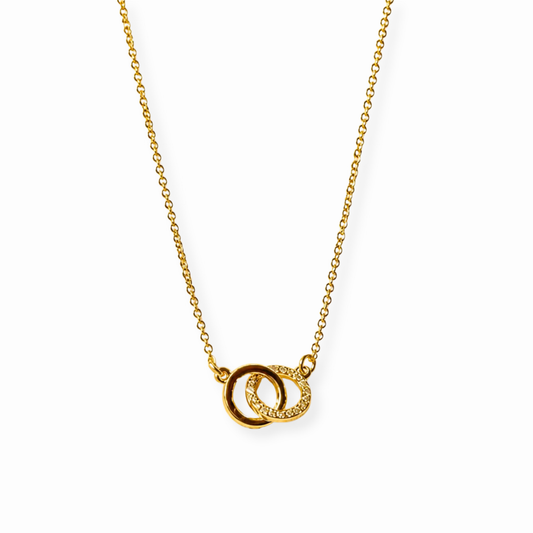 Collar Laminado en Oro de 18KL con Mini Aros Entrelazados y Chispas de Swarovski