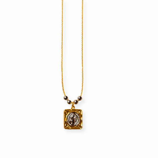 Collar Laminado en Oro de 18KL con Medalla de San Benito con Detalles en Oro Blanco de 18KL