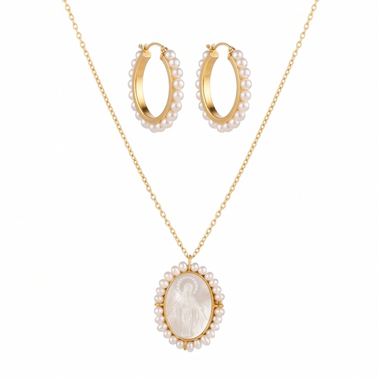 Set de Collar Laminado en Oro de 18KL con Medalla de Plata Italiana Enchapada en Oro de 18KL y Argollas Enchapadas en Oro de 14KL con Baby Perlas