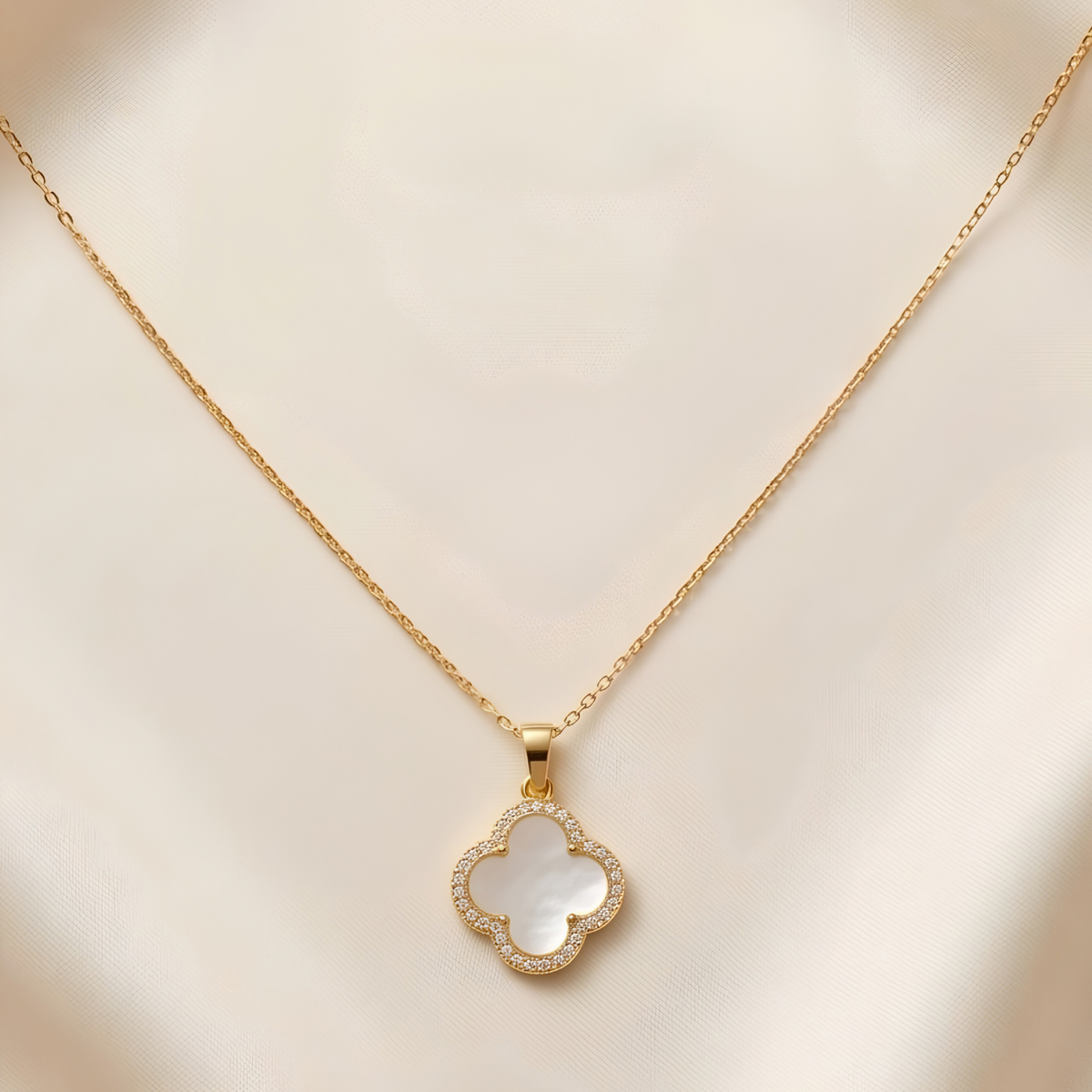 Collar en Plata Enchapado en Oro de 18K con Madre Perla
