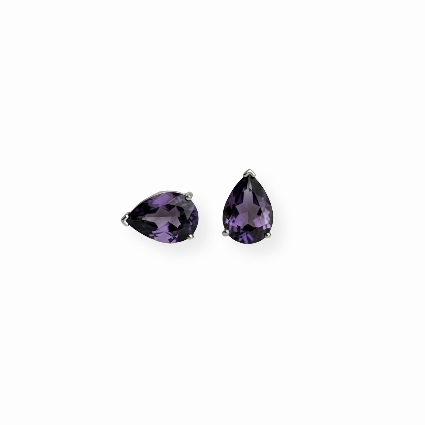 Aretes Laminados en Oro Blanco de 18KL con Solitarios de Amatistas de Laboratorio