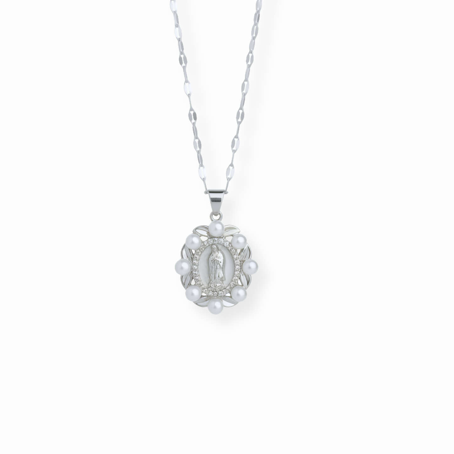 Collar con Medalla Laminada en Oro Blanco de 18KL con Esmaltado y Perlas Recubiertas en Nácar