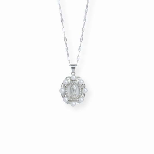 Collar con Medalla Laminada en Oro Blanco de 18KL con Esmaltado y Perlas Recubiertas en Nácar