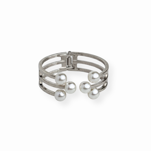 Pulsera Laminada en Oro de 18KL con Perlas Recubiertas en Nácar