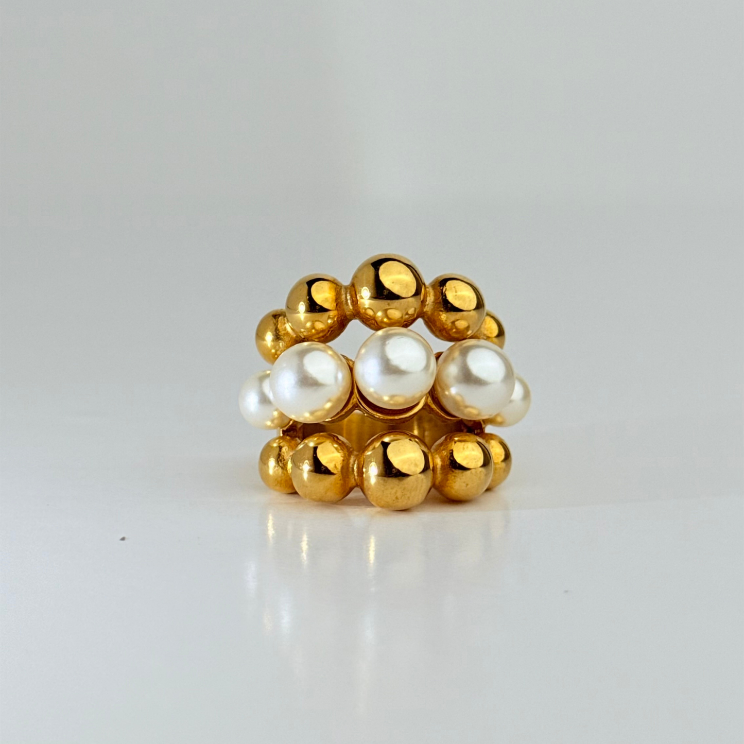 Anillo Laminado en Oro de 18KL con Perlas Recubiertas en Nácar