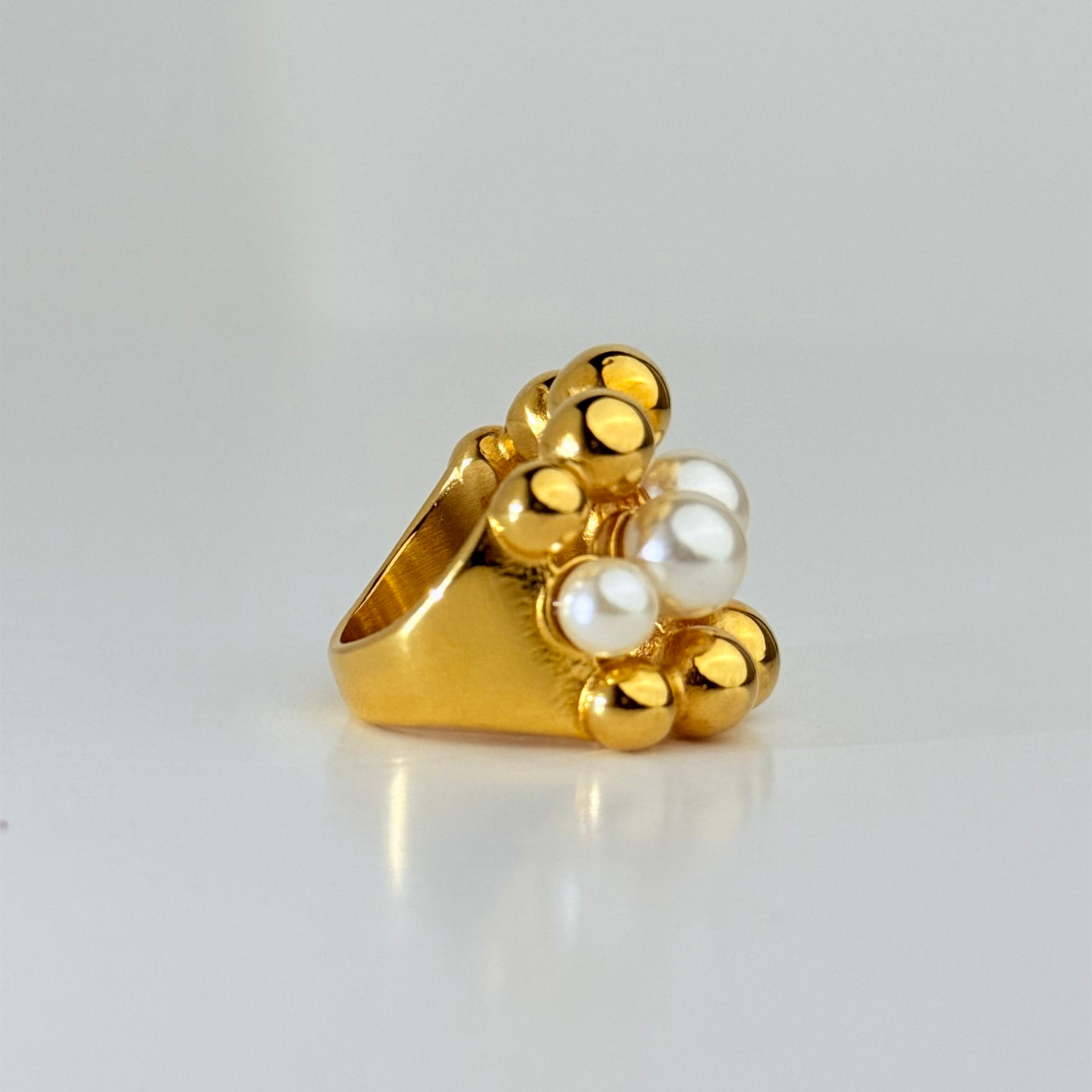 Anillo Laminado en Oro de 18KL con Perlas Recubiertas en Nácar