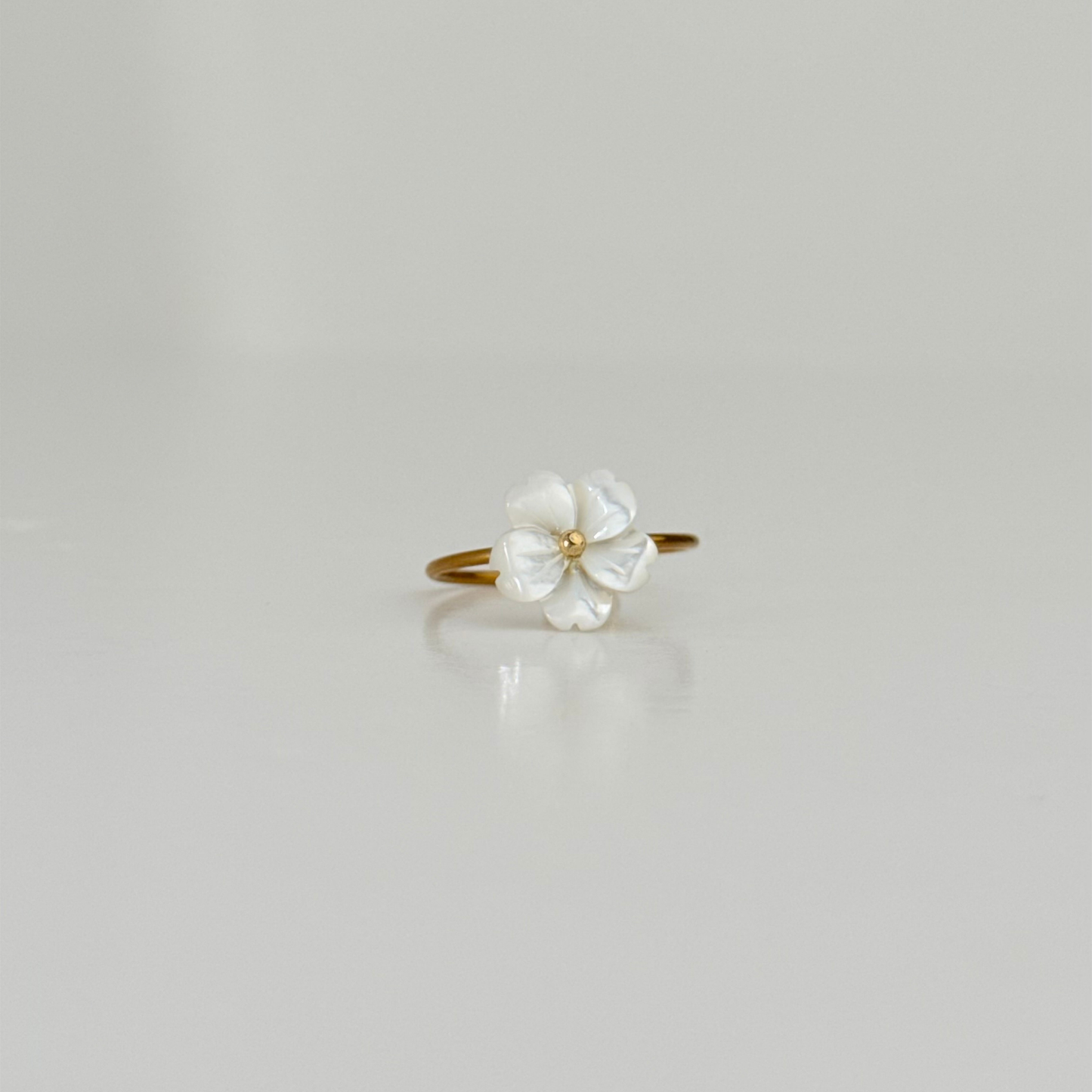 Anillo Unitalla Laminado en Oro de 18KL con Flor en Concha Nácar