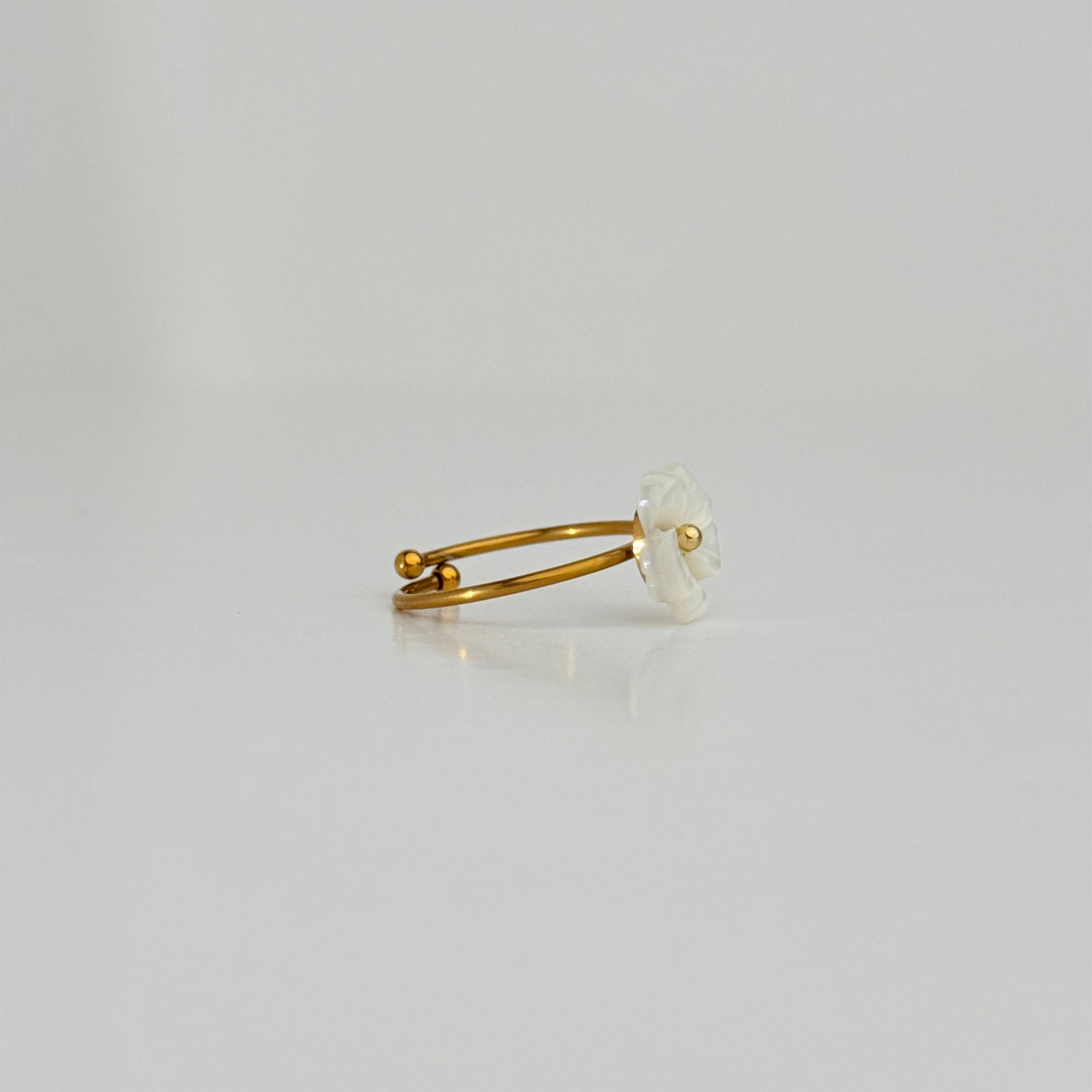 Anillo Unitalla Laminado en Oro de 18KL con Flor en Concha Nácar