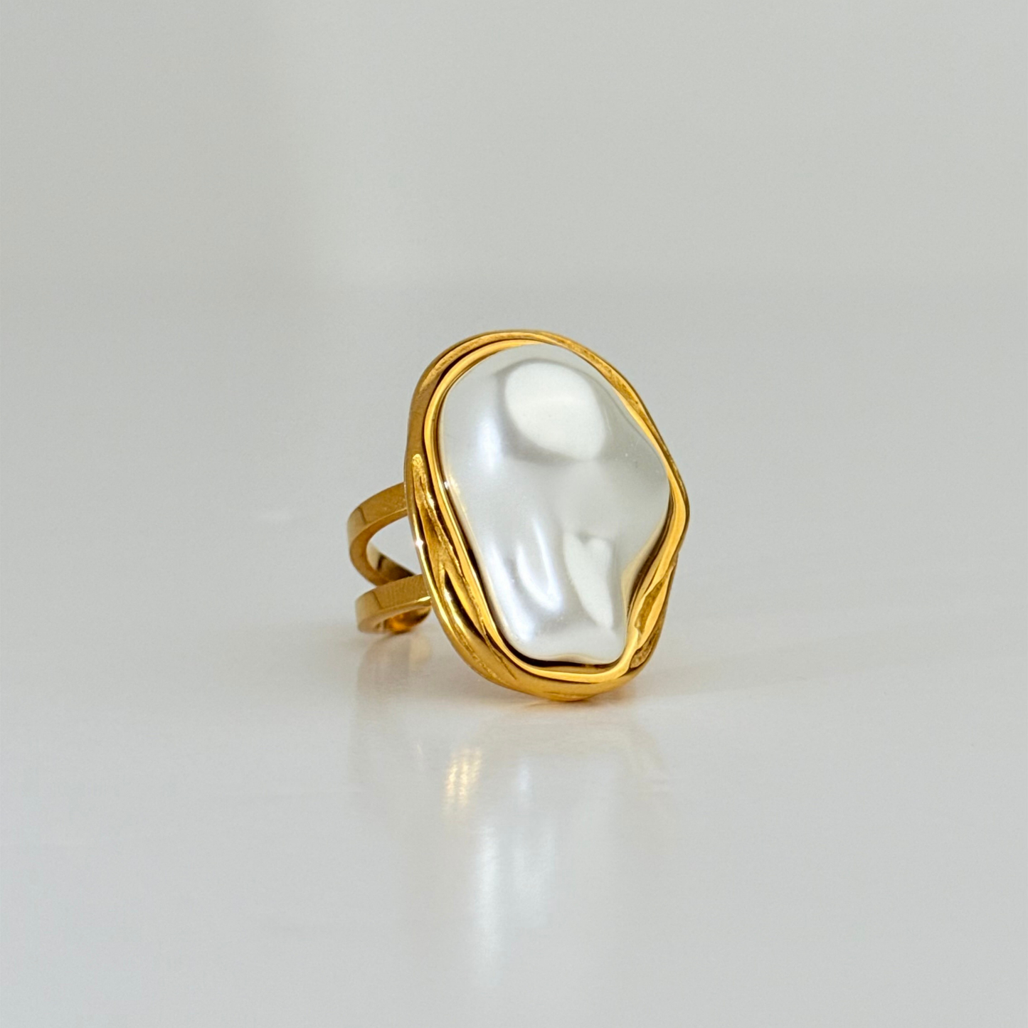 Anillo Unitalla Laminado en Oro de 18KL y Perla Recubierta en Nácar