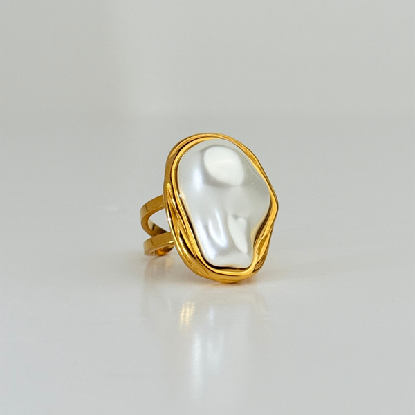 Anillo Unitalla Laminado en Oro de 18KL y Perla Recubierta en Nácar