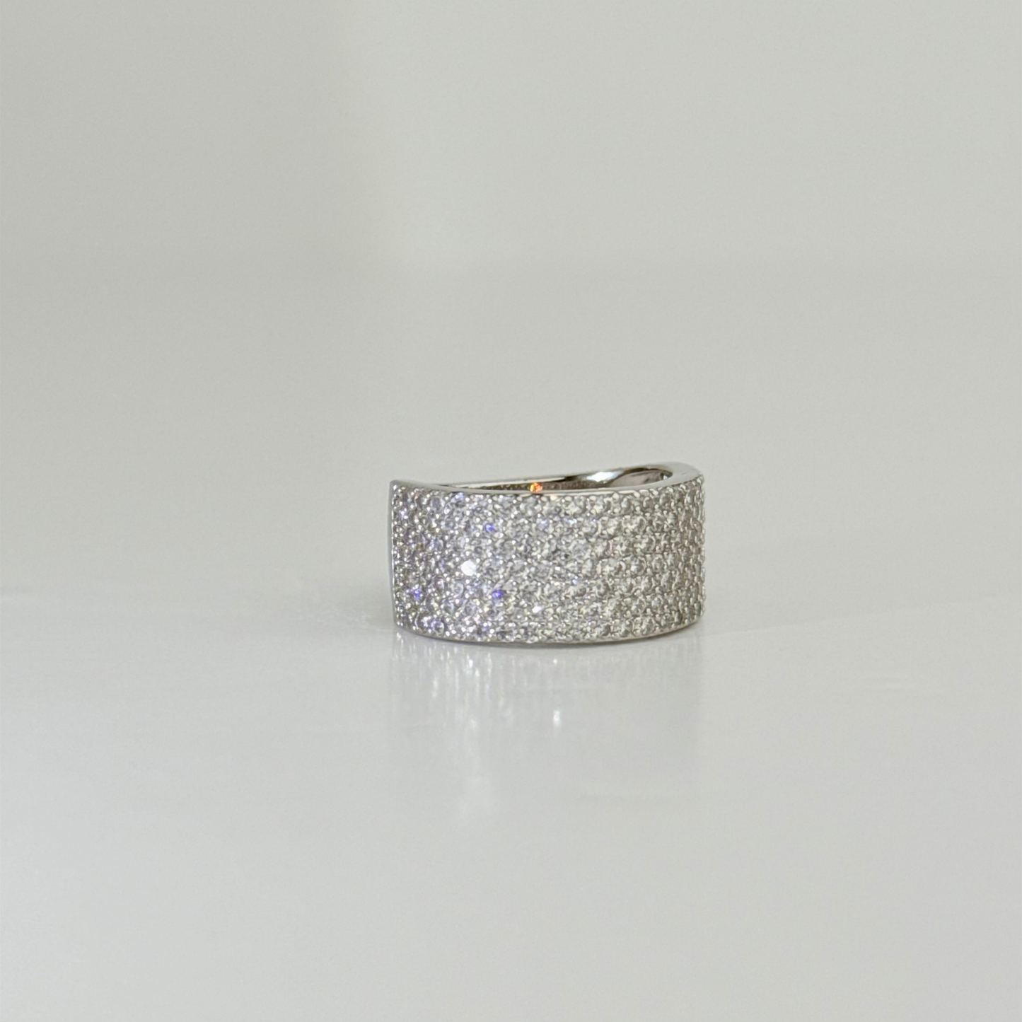 Anillo Laminado en Oro Blanco de 18KL con Cristales