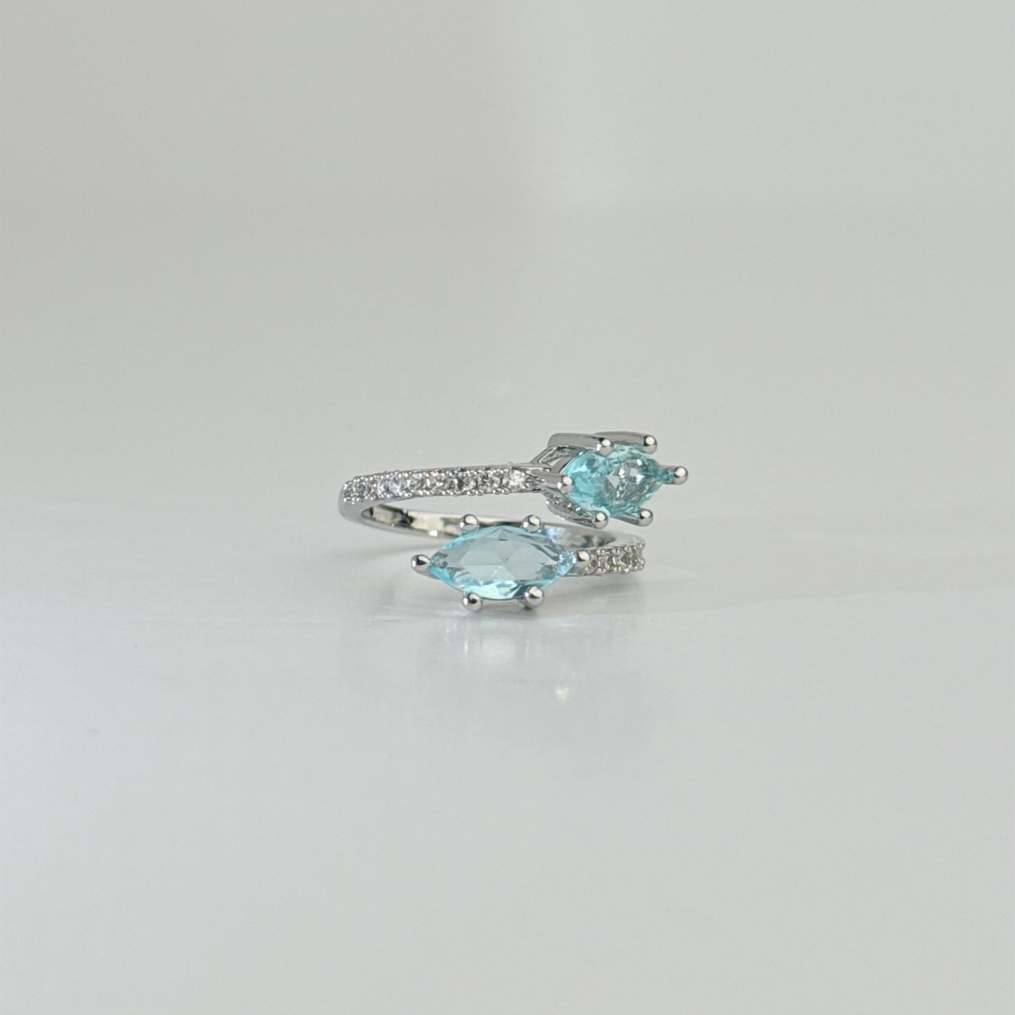 Anillo Unitalla Laminado en Oro de 18KL con Topacios Azules de Laboratorio