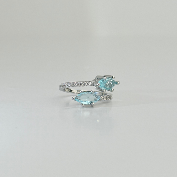 Anillo Unitalla Laminado en Oro de 18KL con Topacios Azules de Laboratorio