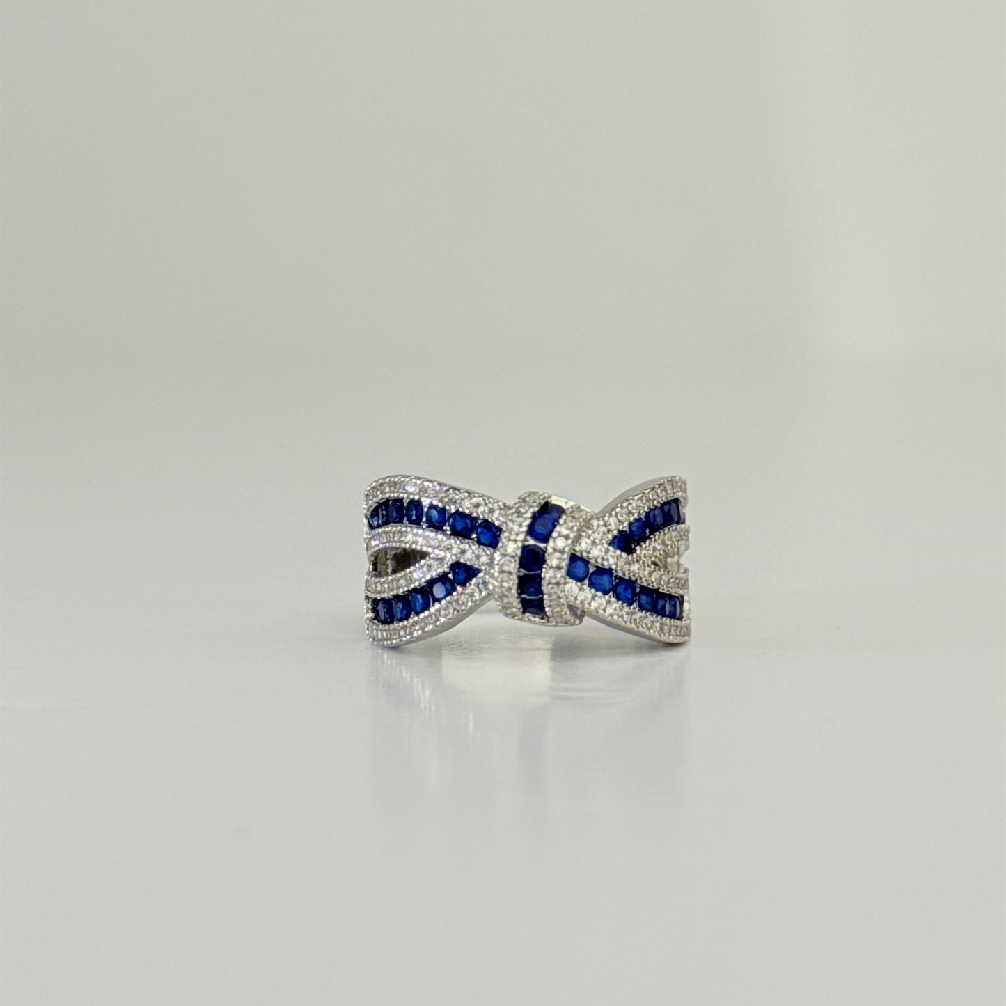 Anillo Laminado en Oro Blanco de 18KL con Swarovski