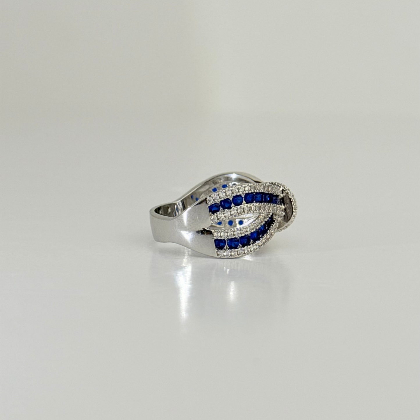 Anillo Laminado en Oro Blanco de 18KL con Swarovski
