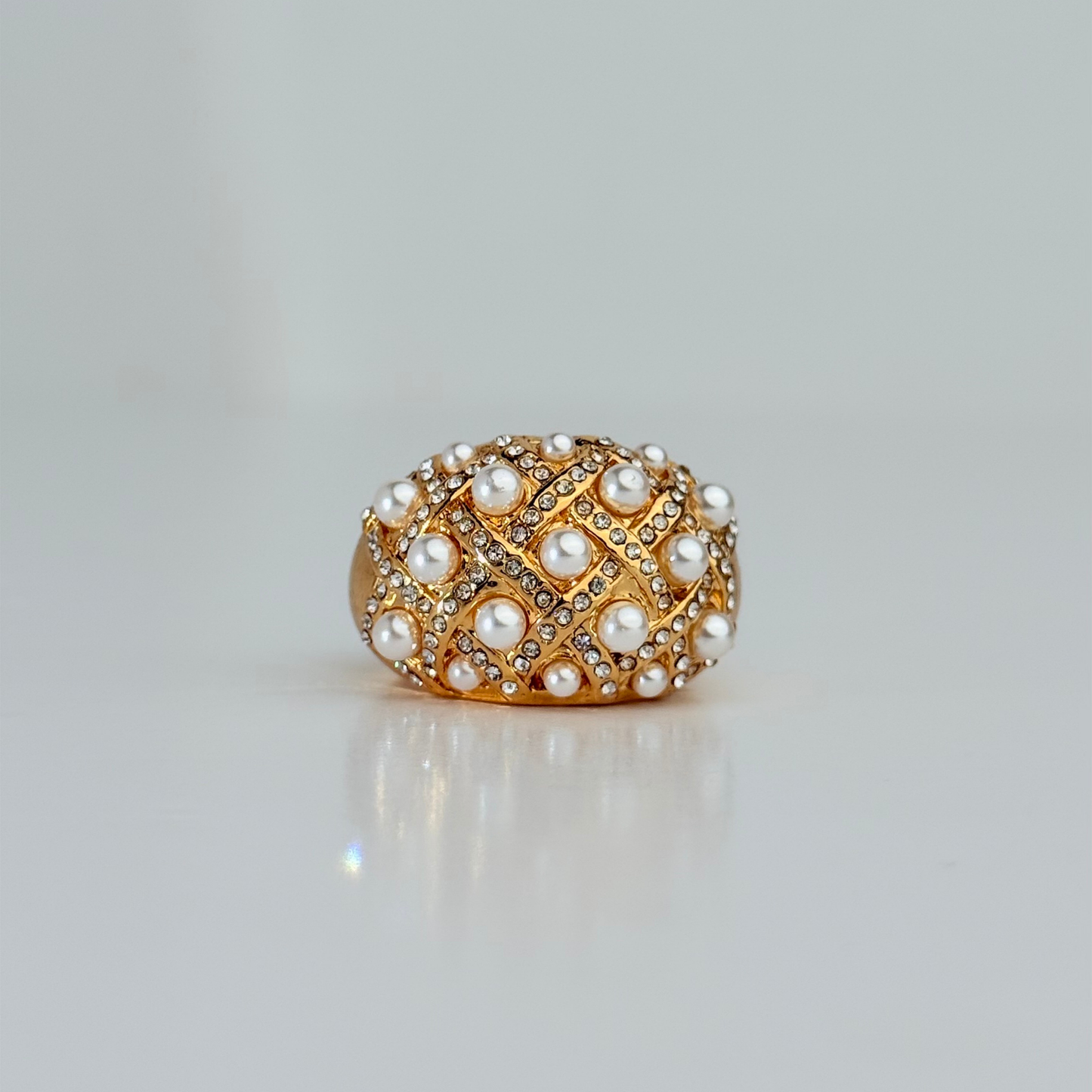 Anillo Laminado en Oro de 18KL con Swarovski y Perlitas