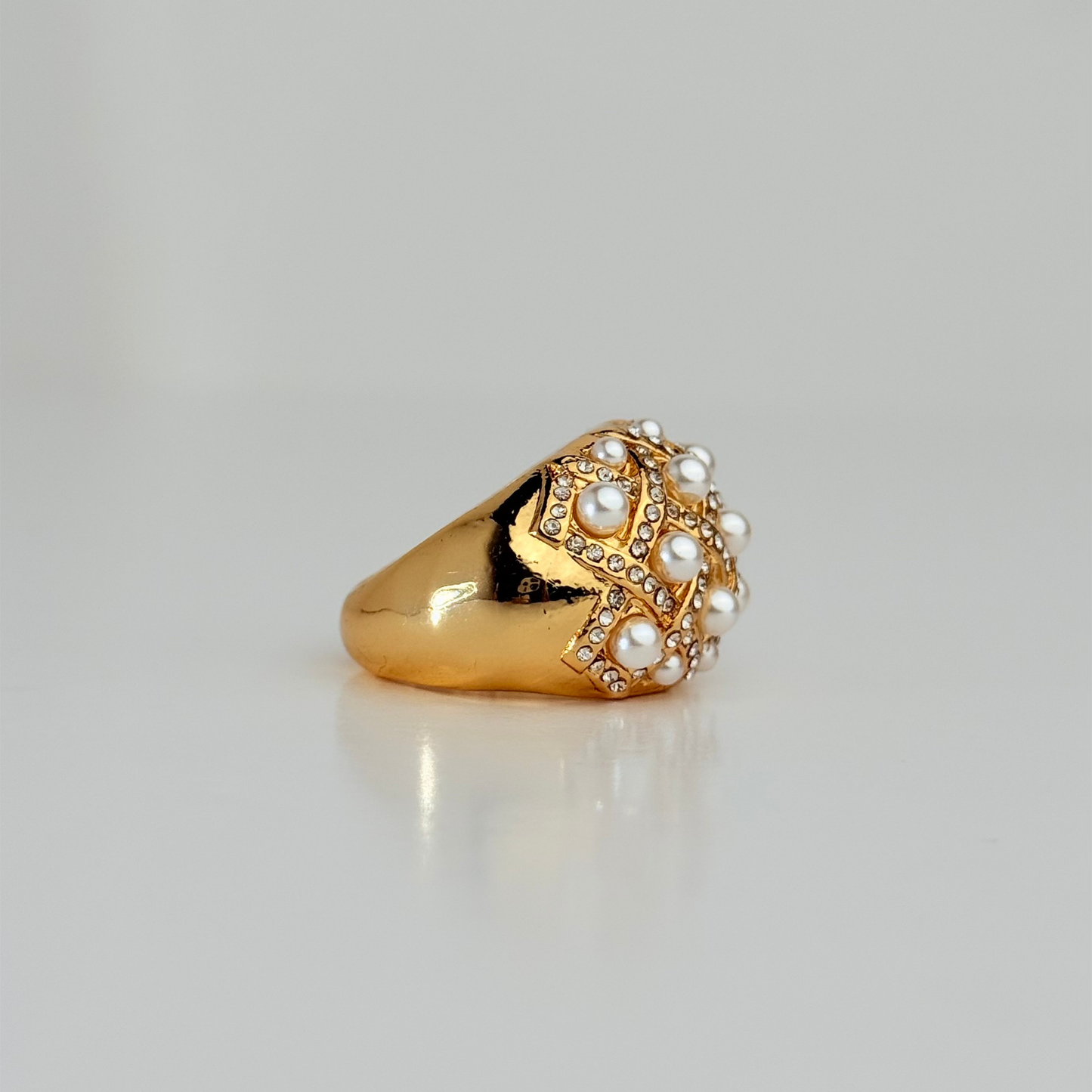 Anillo Laminado en Oro de 18KL con Swarovski y Perlitas