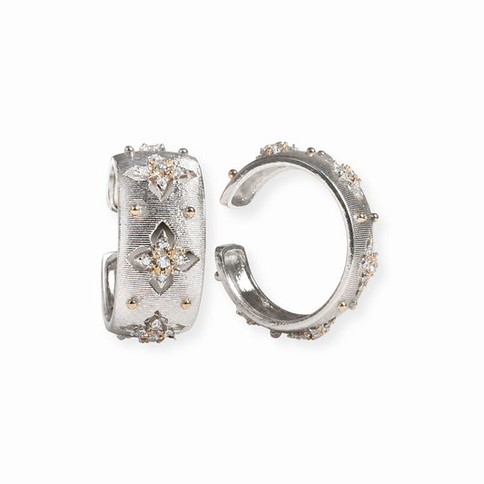 Anillo Laminado en Oro Blanco de 18KL Mate con Acabado Satinado, Estrellas de Swarovski y Rodium