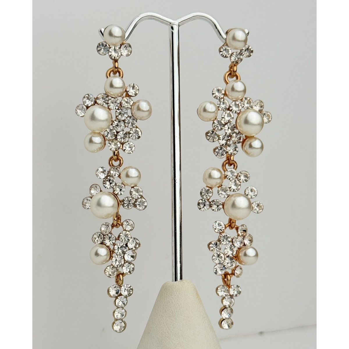 Aretes Laminados en Oro de 18KL con Cristales y Baby Perlas Recubiertas en Nácar