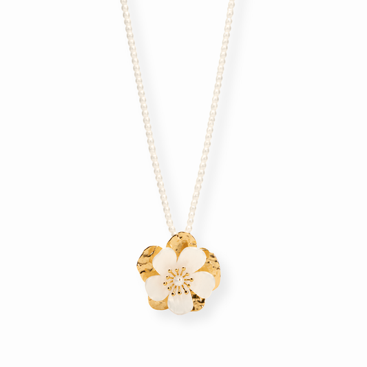 Collar con Perlas Artificiales y Dije Laminado en Oro de 18KL y Resina Simulando Concha Nácar