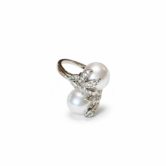 Anillo Laminado en Oro Blanco de 18KL con Perlas de Laboratorio, Swarovski y Rodium