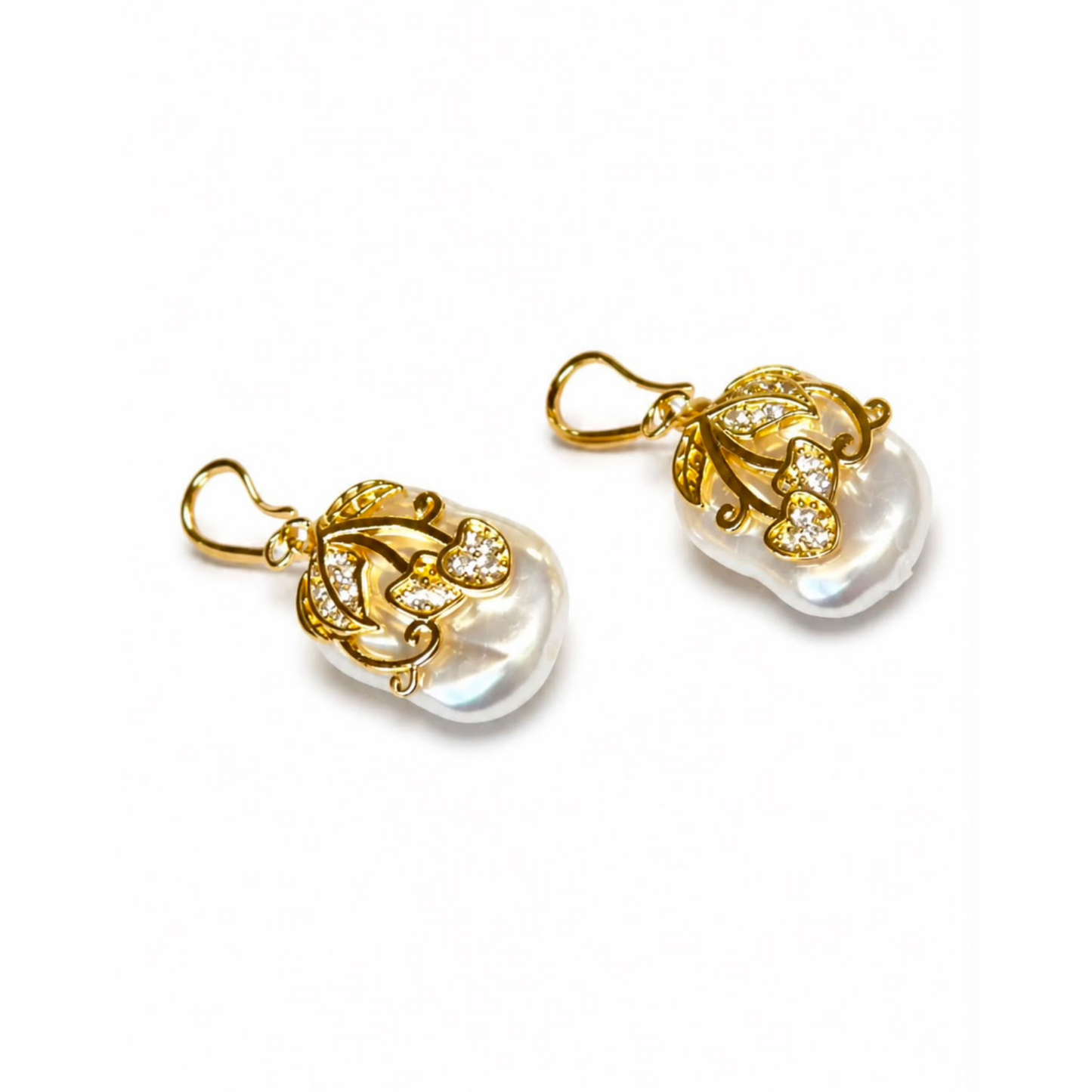 Aretes Laminados en Oro de 18KL con Perlas Recubiertas en Nácar