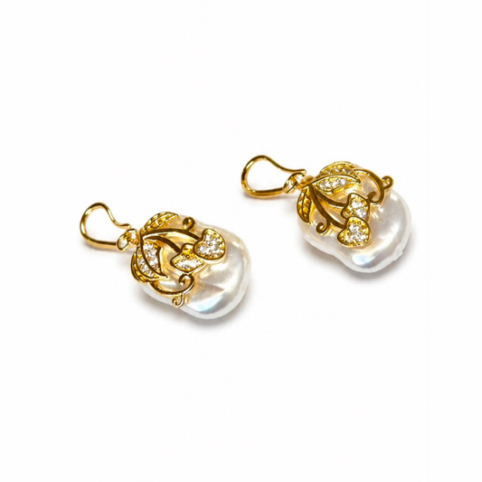 Aretes Laminados en Oro de 18KL con Perlas Recubiertas en Nácar