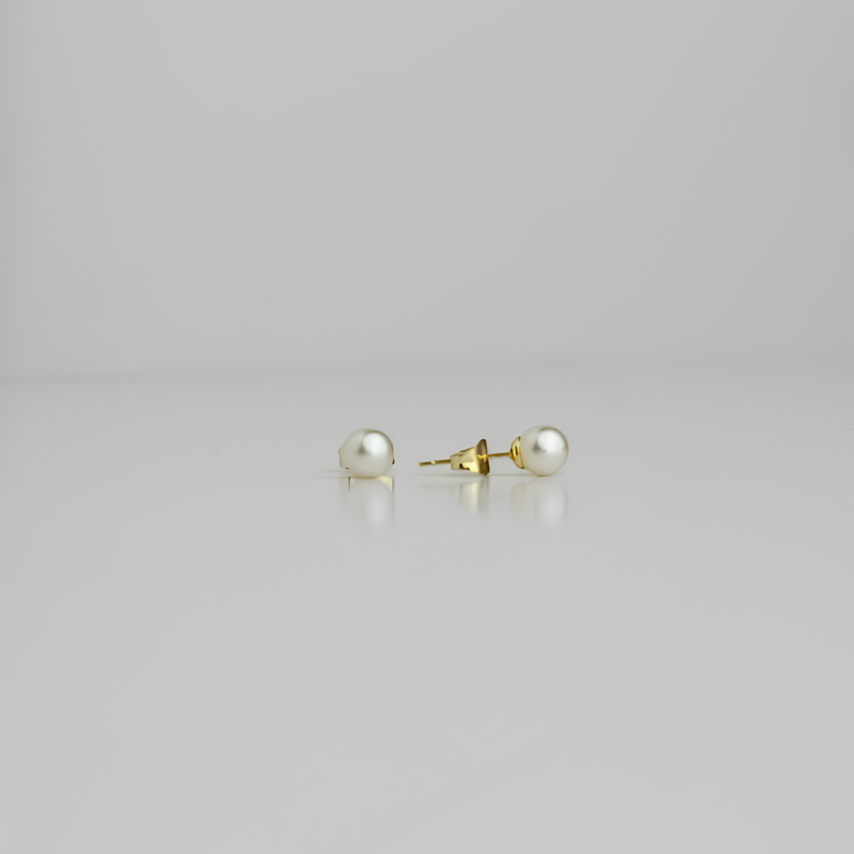 Aretes Laminados en Oro de 18KL con Perlas Cultivadas Españolas de 4mm