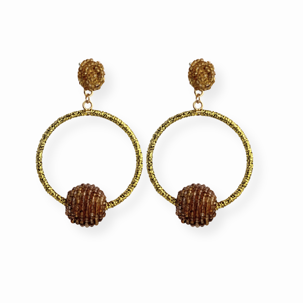 Aretes Españoles con Chaquiras Tejidas y Seda con Detalles en Lamidado de Oro de 18KL