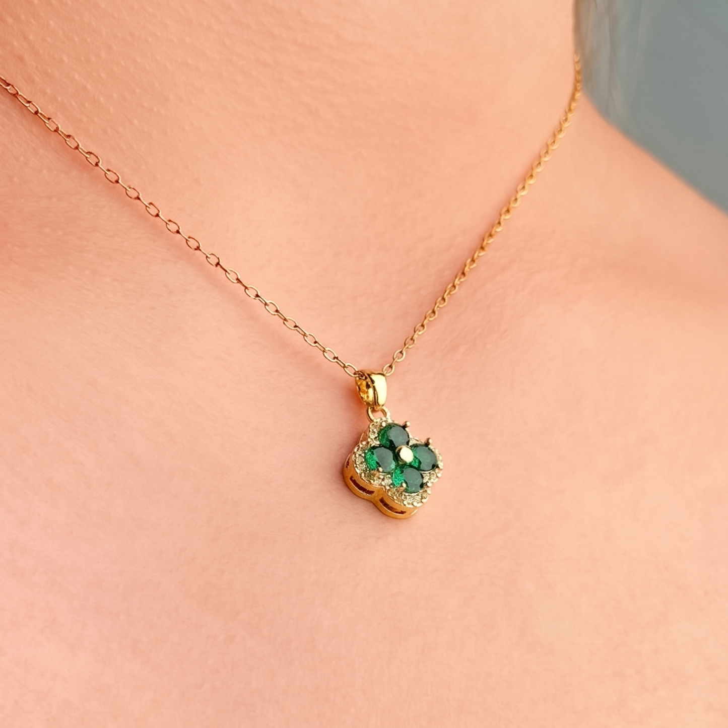 Set de Cadena y Aretes Laminados en Oro de 18k con Cristales Austriacos tono Esmeralda