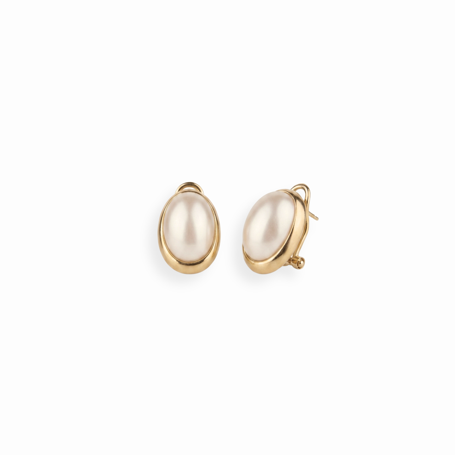 Aretes Pequeños Ovalados Laminados en Oro de 18KL con Perlas Españolas Cultivadas