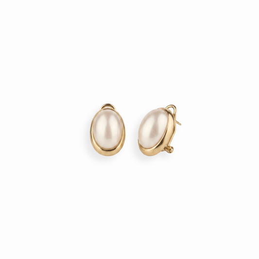 Aretes Pequeños Ovalados Laminados en Oro de 18KL con Perlas Españolas Cultivadas