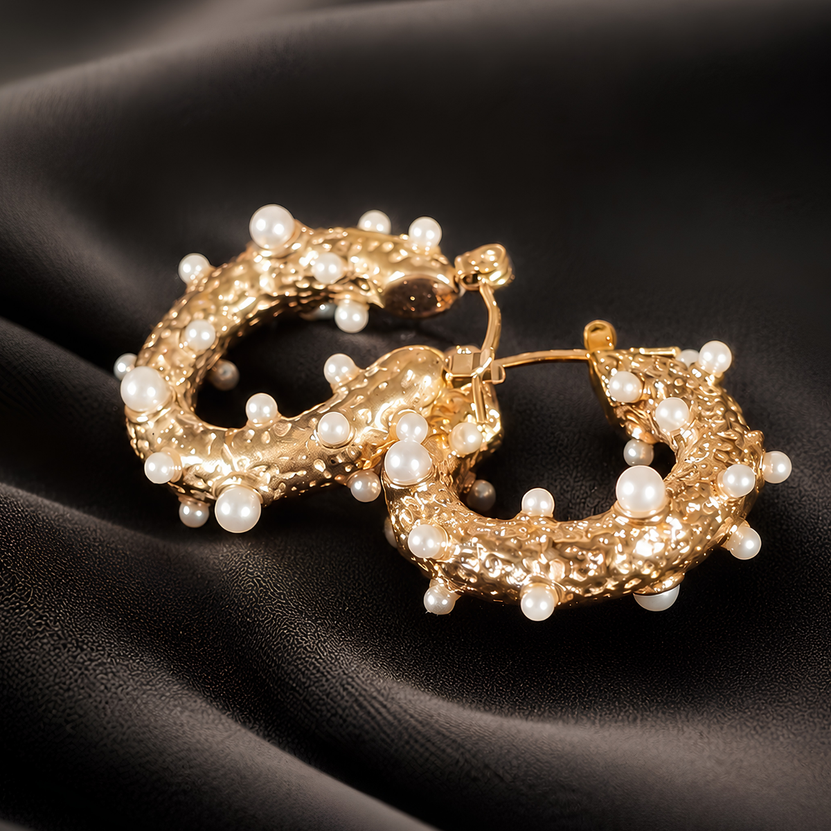 Argollas Laminadas en Oro de 18KL con Baby Perlas con Recubrimiento en Nácar
