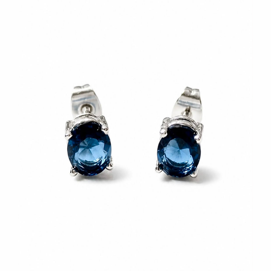 Aretes Laminados en Oro Blanco de 18KL con Piedras Solitarios de Laboratorio