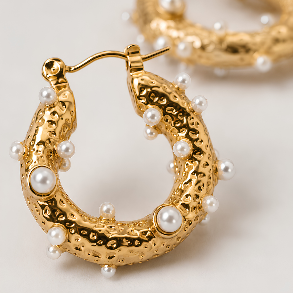 Argollas Laminadas en Oro de 18KL con Baby Perlas con Recubrimiento en Nácar
