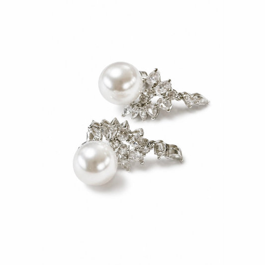 Aretes Laminados en Oro Blanco de 18KL con Perlas con Recubrimiento de Nácar y Circonitas, Recubiertos en Rodium
