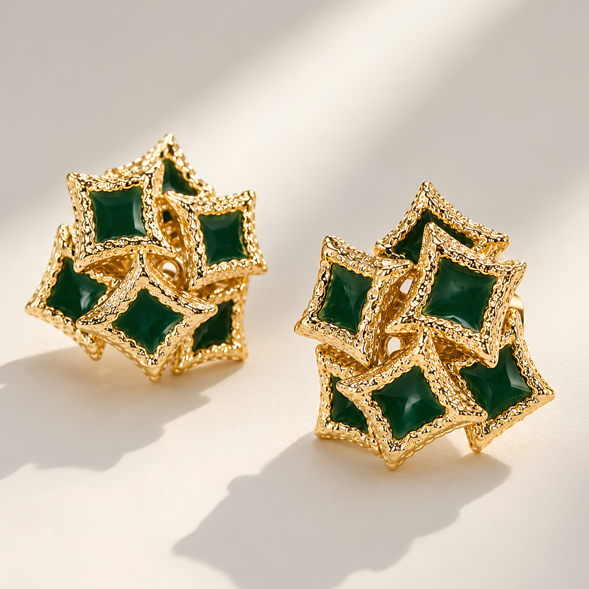 Aretes Laminados en Oro de 18KL y Esmaltados con Brillo