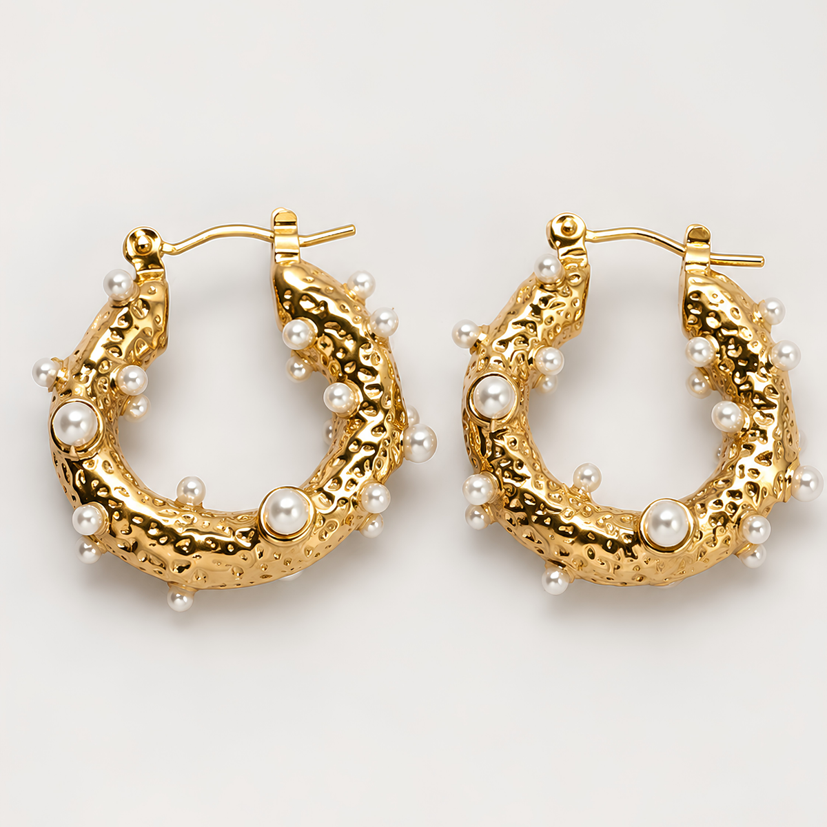 Argollas Laminadas en Oro de 18KL con Baby Perlas con Recubrimiento en Nácar
